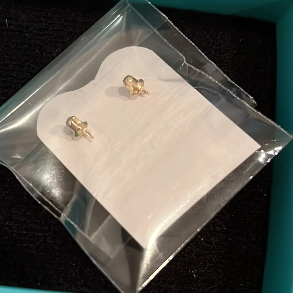 Love earring 14kt gold star earrings with screw backs - Picture 4 of 5